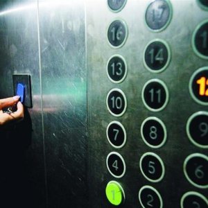 小區(qū)電梯上安裝“梯控”設(shè)備，居民感覺(jué)不方便引紛爭(zhēng)！