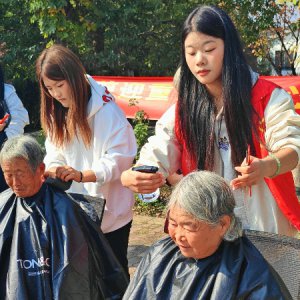 阜陽(yáng)市汝美職校開展“情暖重陽(yáng) 銀齡關(guān)愛” 愛心義剪活動(dòng)