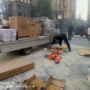 貨車起火險(xiǎn)象生  保安挺身化險(xiǎn)情