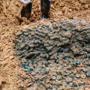 湖南一施工現(xiàn)場挖出大量古錢幣，預估約3噸，初判為錢莊窖藏，涵蓋40多個年號